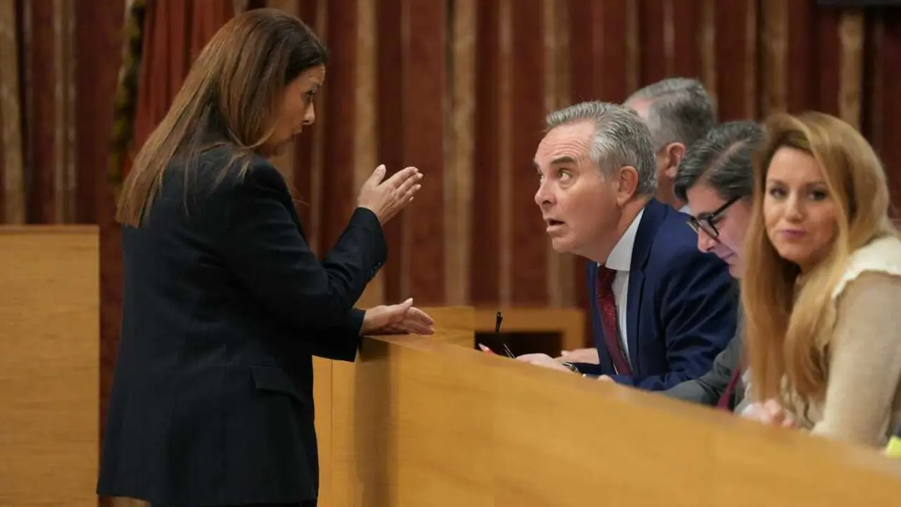  Sonia Gaya conversa con el delegado de Hacienda, Juan Bueno. | ARCHIVO 