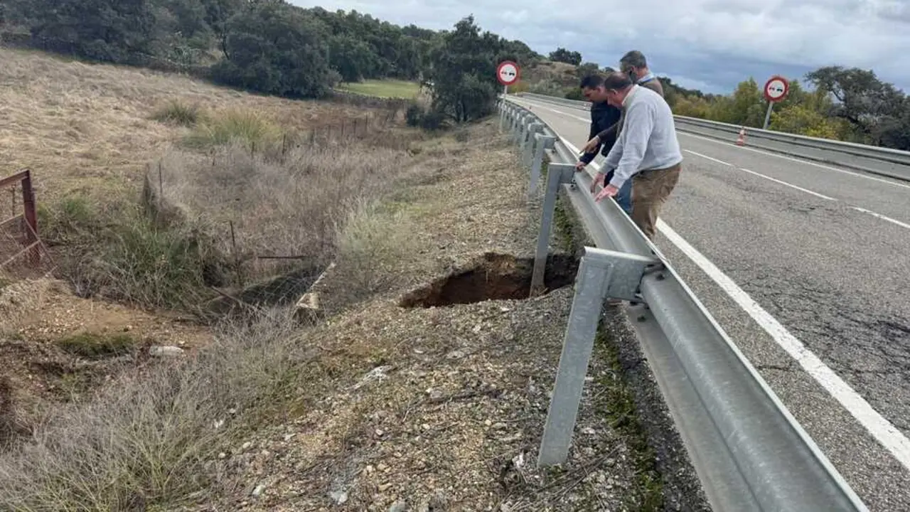  Socav&oacute;n en la A-476 en El Castillo de las Guardas (Sevilla) | JUNTA DE ANDALUC&Iacute;A 
