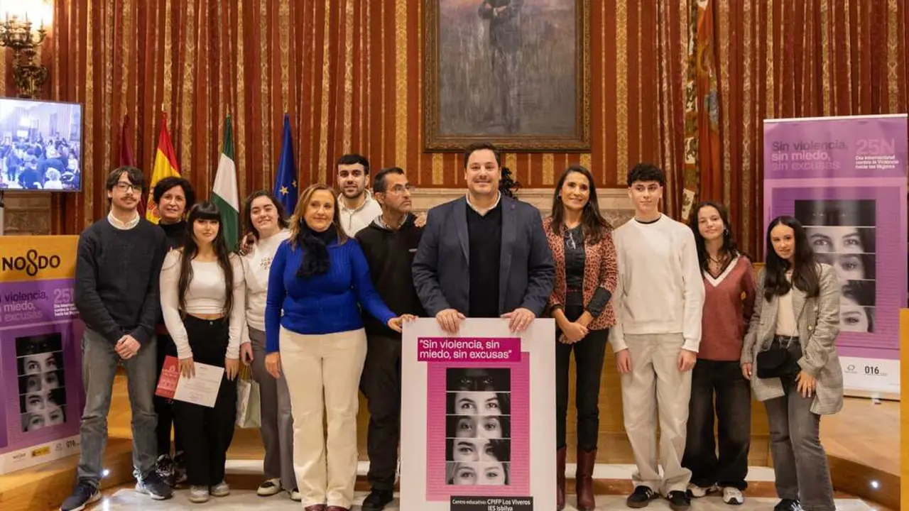  El delegado de Igualdad del Ayuntamiento de Sevilla, Jos&eacute; Luis Garc&iacute;a, reconoce a los ganadores del concurso de carteles y esl&oacute;ganes del 25N |&nbsp;AYUNTAMIENTO DE SEVILLA 