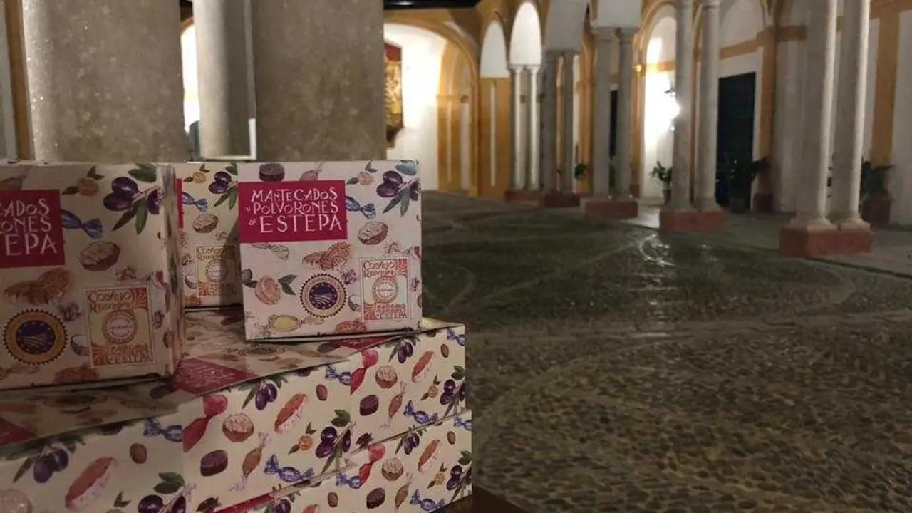  Reparto de mantecados y polvorones de Estepa en el Real Alc&aacute;zar de Sevilla | CONSEJO REGULADOR MANTECADOS Y POLVORONES ESTEPA 