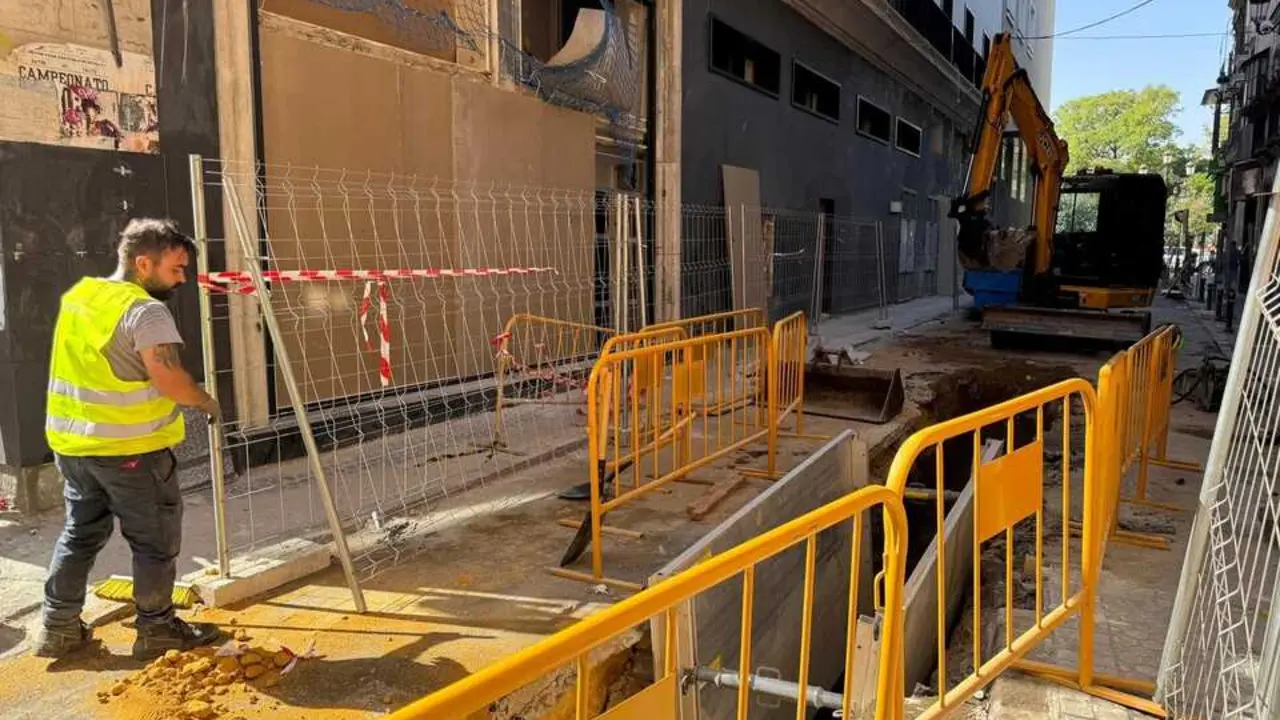  Obras de instalaci&oacute;n de redes en la calle Aponte, aleda&ntilde;a a la Plaza del Duque | AYUNTAMIENTO DE SEVILLA 