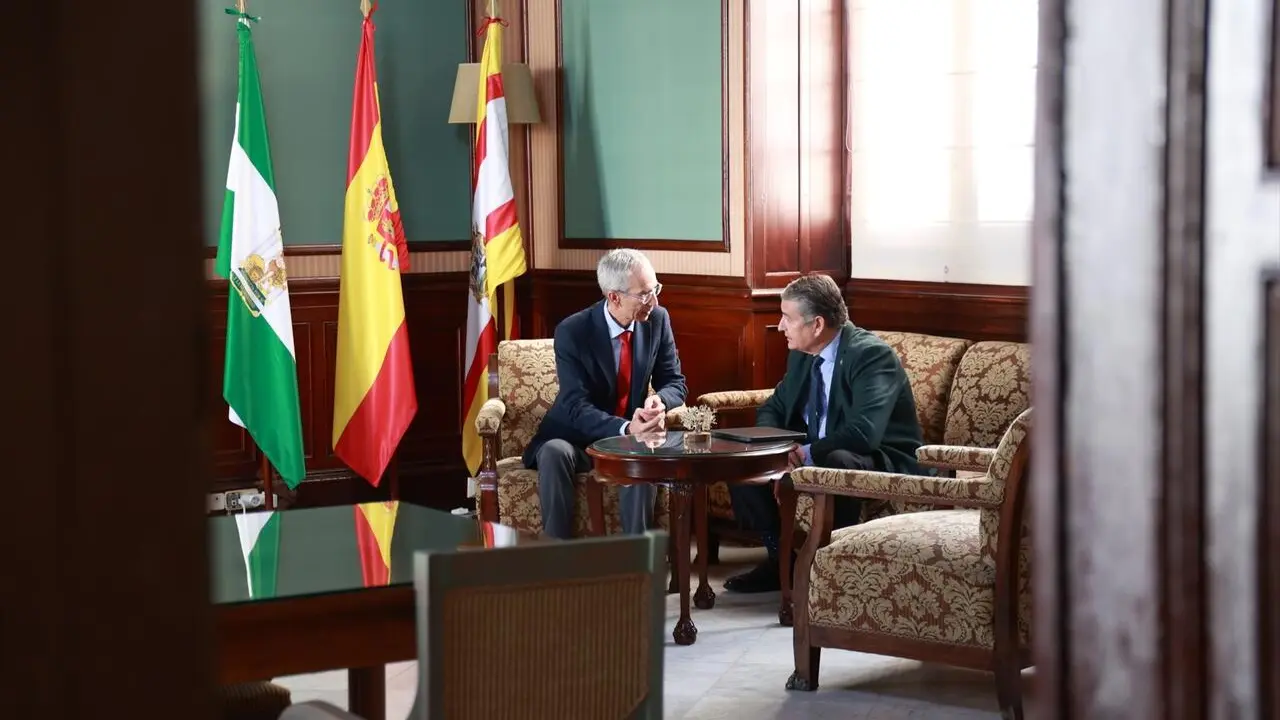  Reuni&oacute;n de Antonio Sanz (d) y el alcalde de Utrera, Francisco Jim&eacute;nez, en el Consistorio, para abordar diversos asuntos sanitarios |&nbsp;CONSEJER&Iacute;A DE SANIDAD 