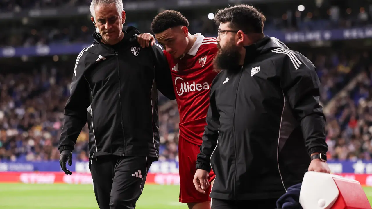  Rub&eacute;n Vargas se marcha lesionado del RCDE Stadium acompa&ntilde;ado por los servicios m&eacute;dicos del Sevilla. | EP. 