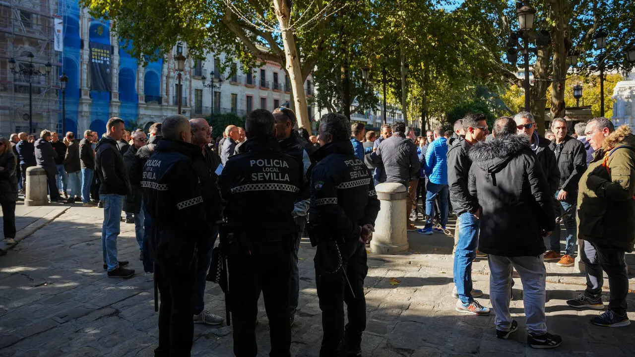  Concentraci&oacute;n sindical ante las puertas del Ayuntamiento durante el Pleno. | M. J. L&oacute;pez/EP 