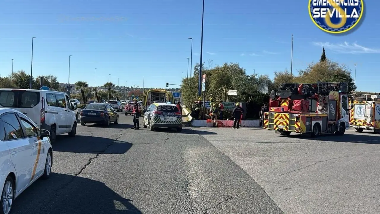  Imagen de desv&iacute;os en la Avenida Expo 92 tras un accidente de tr&aacute;fico en la zona | AYUNTAMIENTO DE SEVILLA 