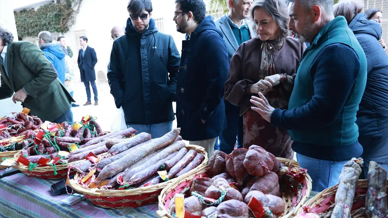  La consejera de Sostenibilidad y Medio Ambiente de la Junta de Andaluc&iacute;a, Catalina Garc&iacute;a, visita la III Muestra de Productos Agroalimentarios y Artesanales Dehesas de Sierra Morena | E.P. 