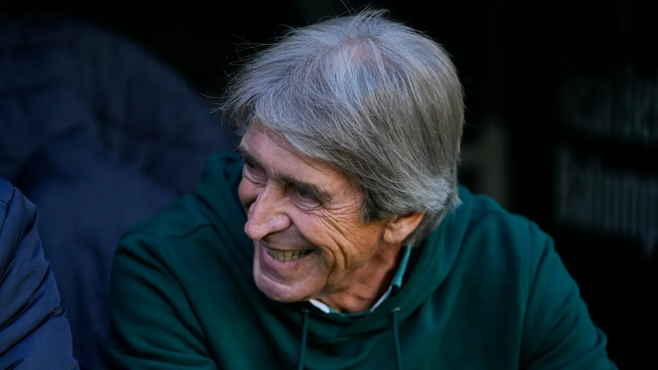  Manuel Pellegrini sonriendo en el banquillo del Real Betis Balompi&eacute;. | Corchero/EP. 