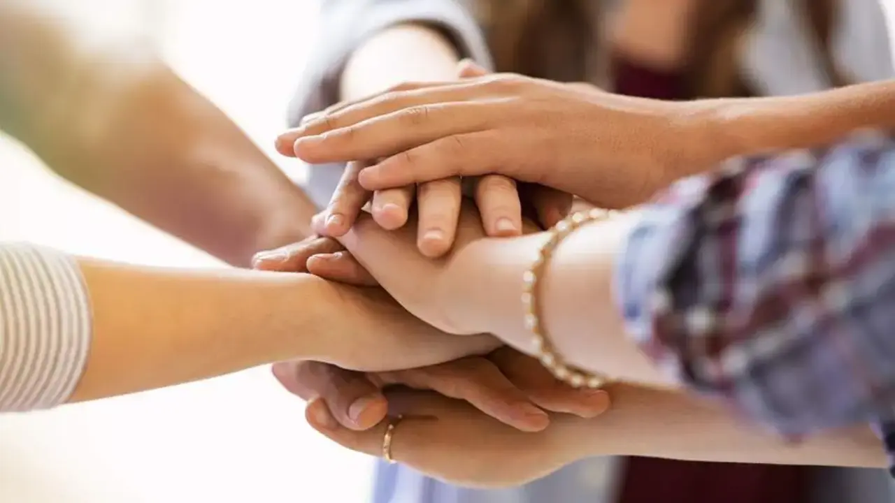 Varias mujeres unen sus manos