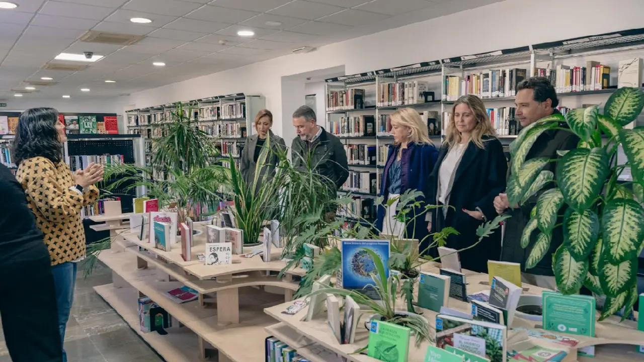  En la visita a la Biblioteca. | AYUNTAMIENTO 