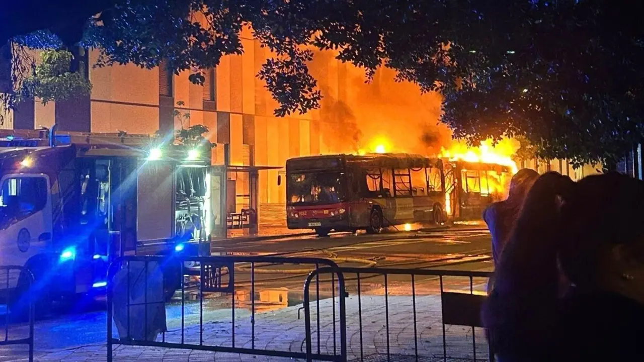  Un autob&uacute;s arde en la Cartuja. | EMERGENCIAS 112 