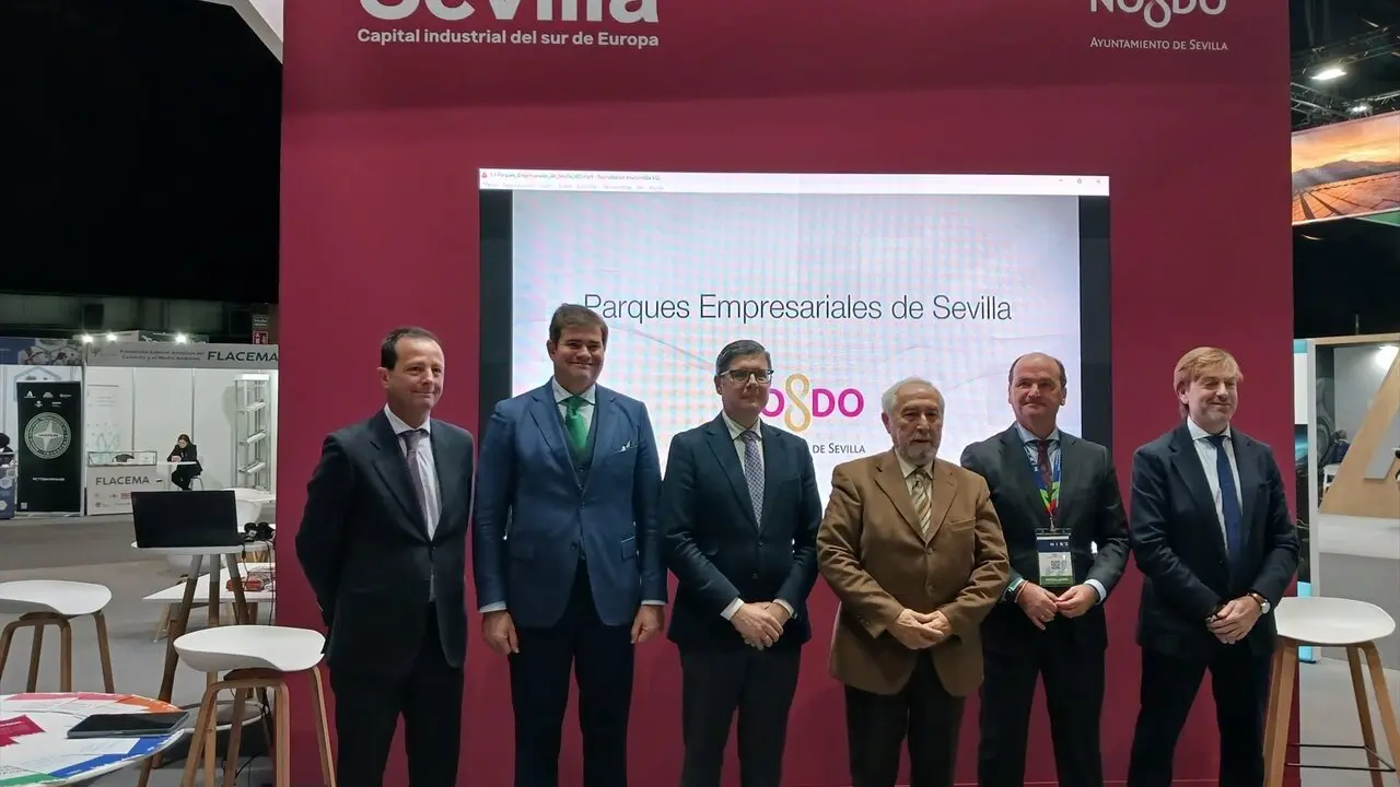  El delegado de Paques Innovadores del Ayuntamiento de Sevilla, &Aacute;lvaro Pimentel, en la presentaci&oacute;n de los cuadernos de venta de los parques empresariales de la ciudad |&nbsp;AYTO. DE SEVILLA 