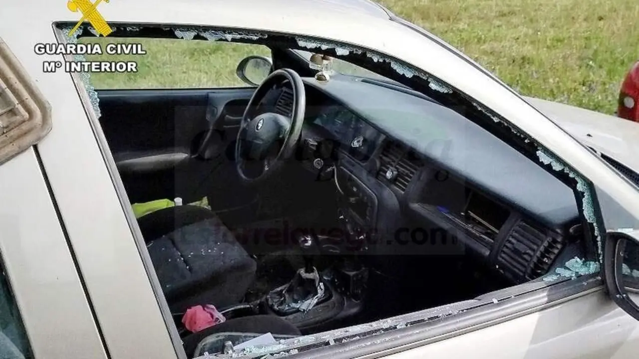  Imagen de un coche tras sufrir un robo en Lora del R&iacute;o. | GUARDIA CIVIL 