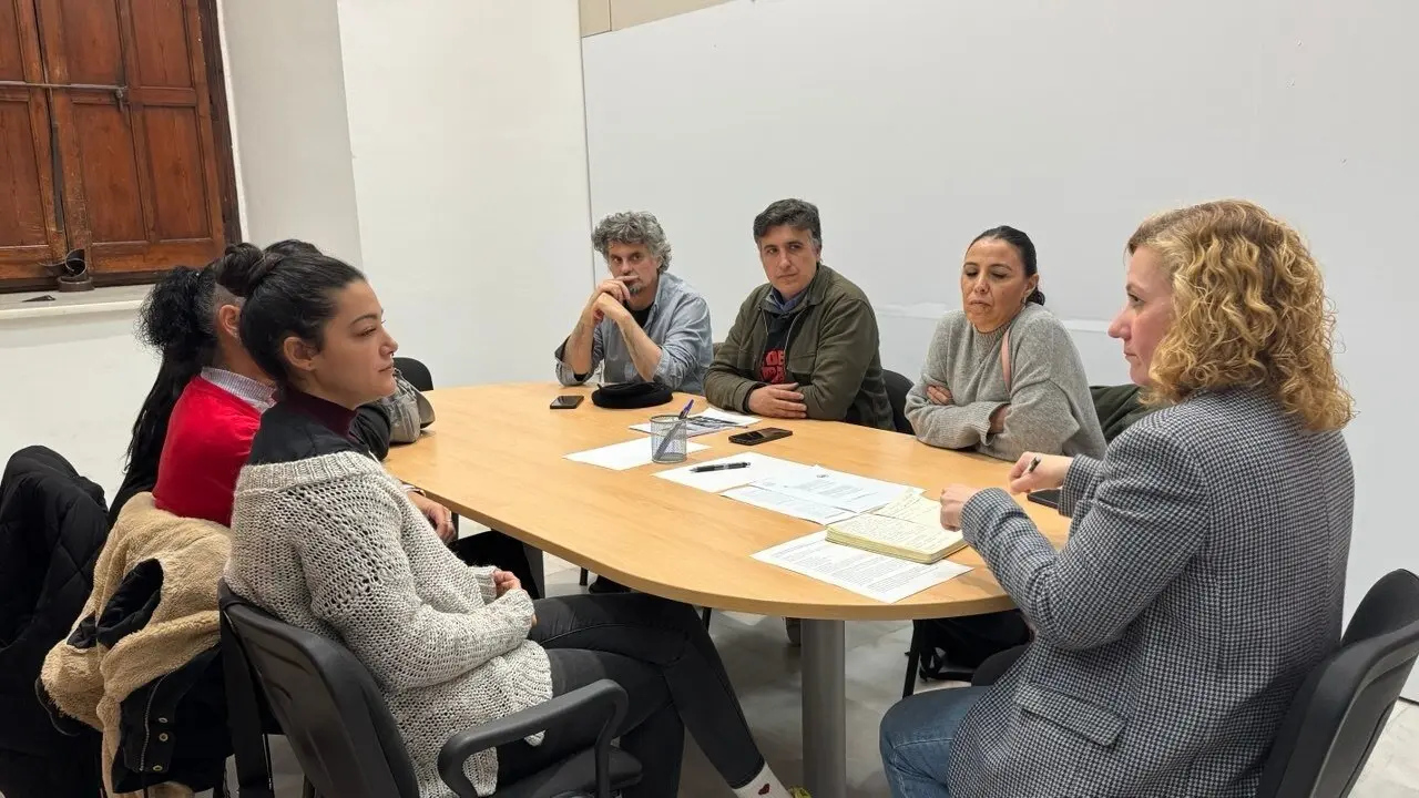  Hornillo reunida con las familias del edificio. | Podemos 