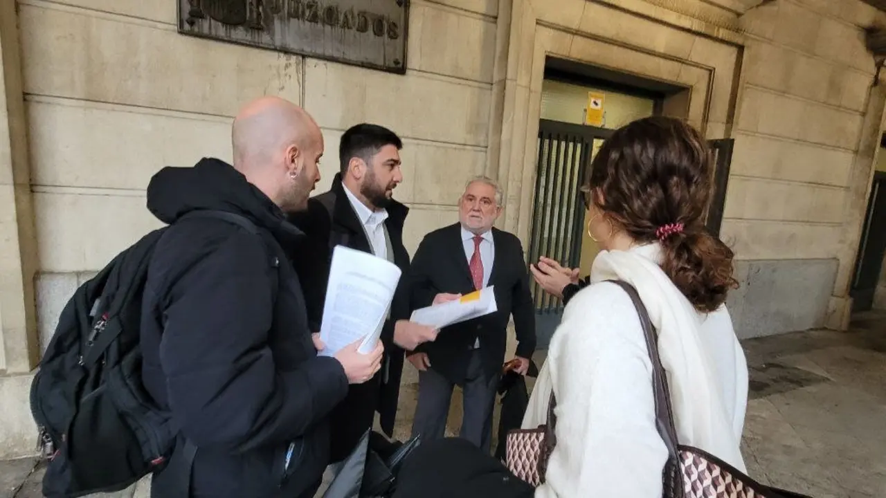 S&aacute;nchez y el letrado ante los juzgados de Sevilla tras presentar la denuncia. | IU 