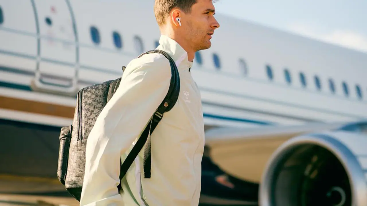  Diego Llorente baj&aacute;ndose del avi&oacute;n ya aterrizado en Croacia. | RBB. 