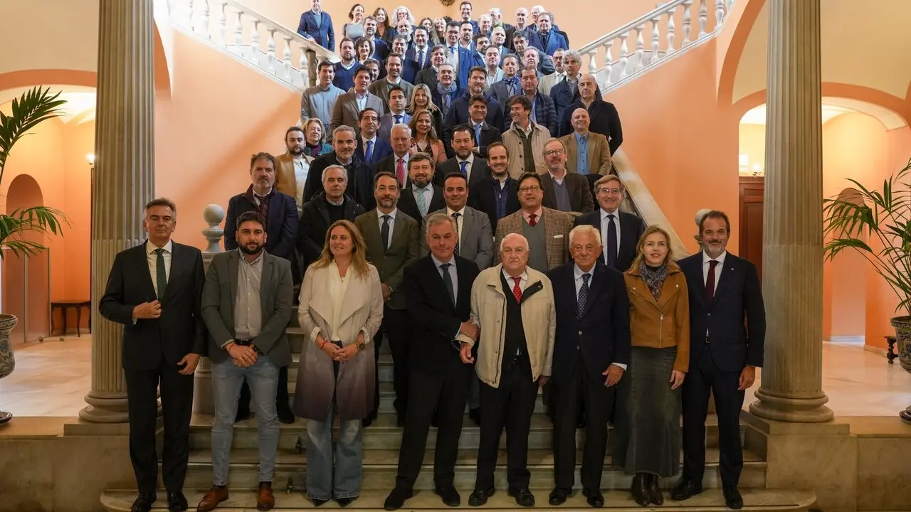  Foto de familia en el Ayuntamiento del apoyo institucional a la iniciativa. | AYto 