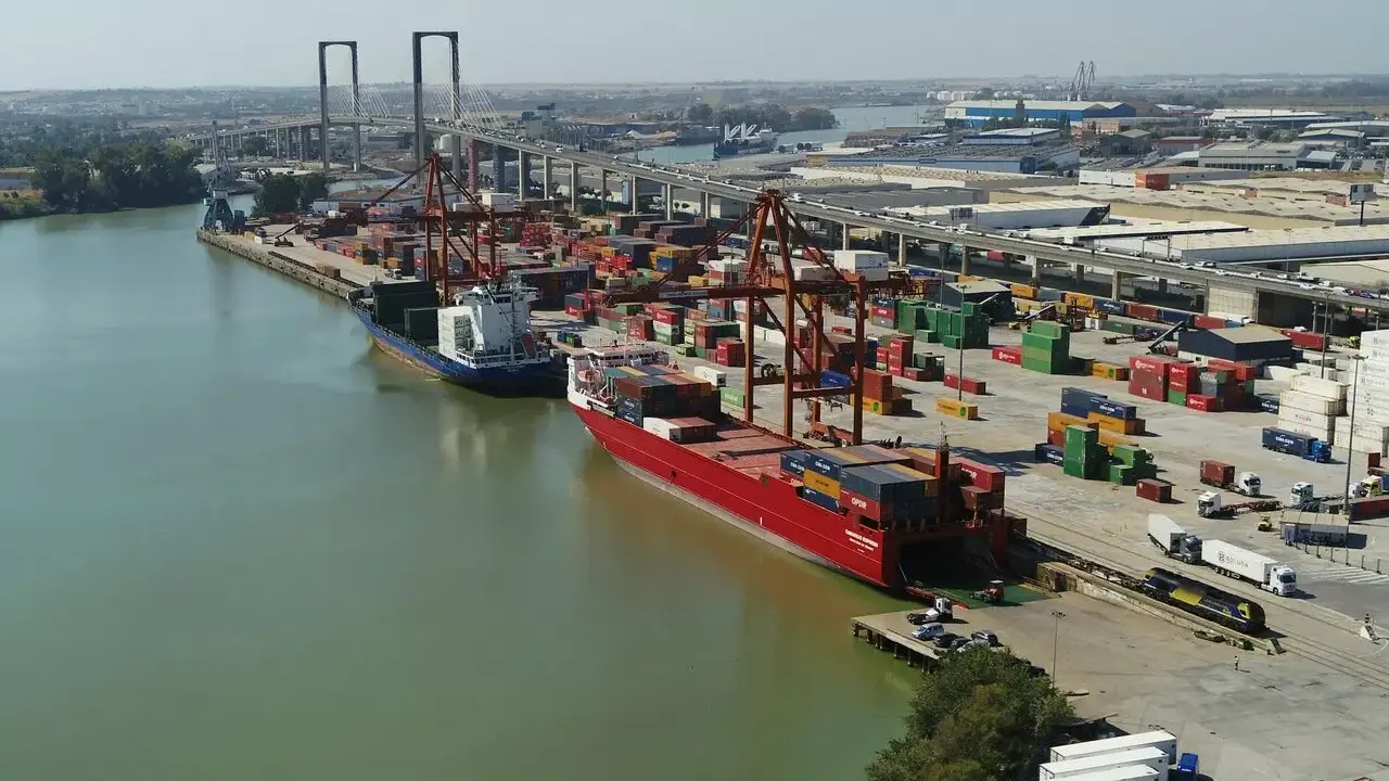 Buques de CMA CGM y Boluda Lines en al Terminal Mar&iacute;tima del Guadalquivir | PUERTO DE SEVILLA