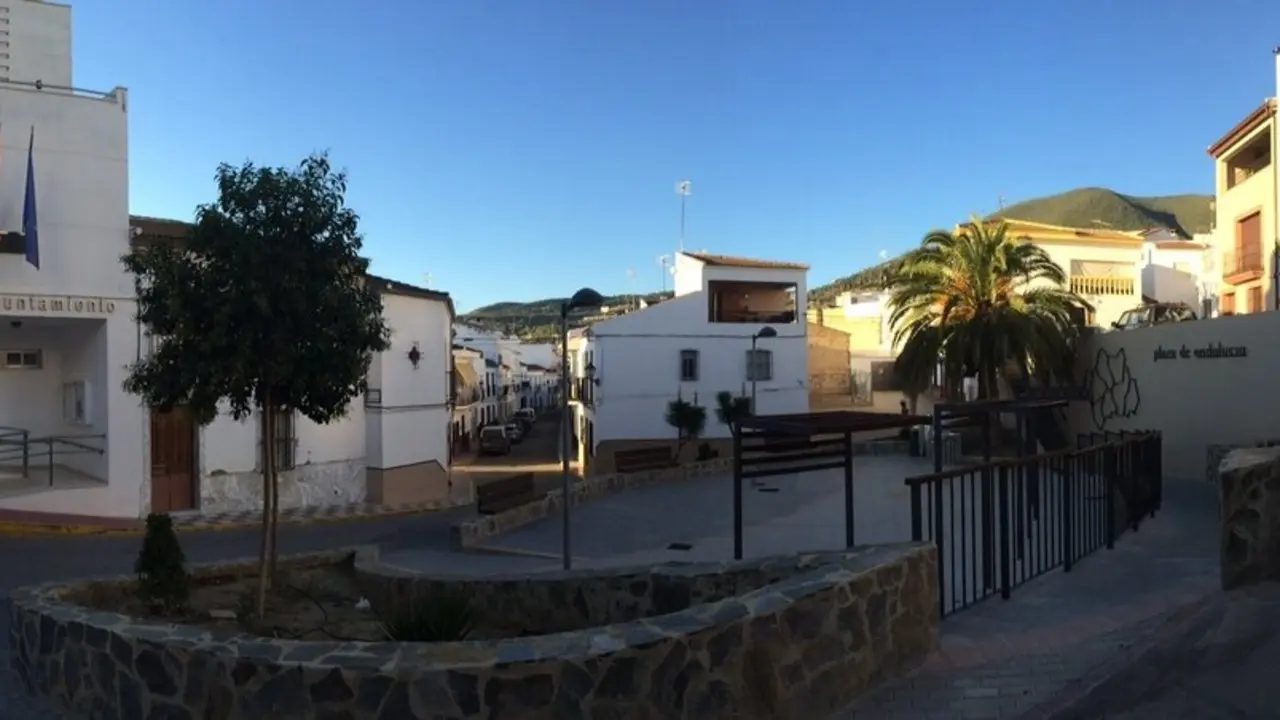  Vista de Alg&aacute;mitas, con la fachada de su Consistorio a la izquierda | AYTO DE ALG&Aacute;MITAS 