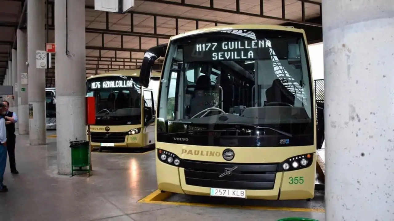  Autob&uacute;s estacionado en un and&eacute;n que cubre la ruta entre Sevilla y Guillena. | EP. 