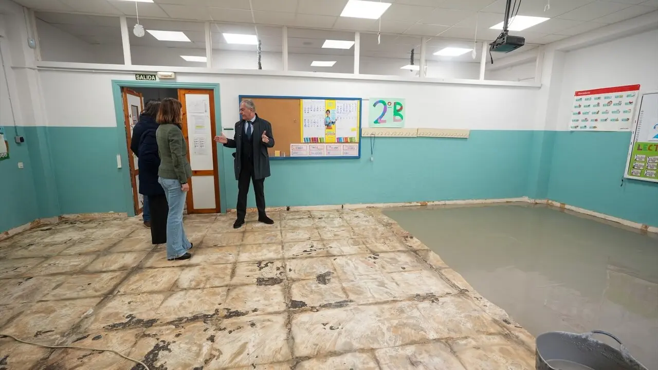  El alcalde de Sevilla, Jos&eacute; Luis Sanz, visita las obras de renovaci&oacute;n del suelo del CEIP Manuel Canela |&nbsp;AYUNTAMIENTO DE SEVILLA 