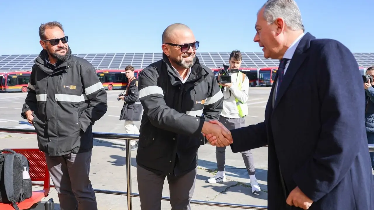  El alcalde de Sevilla, Jos&eacute; Luis Sanz, con conductores de Tussam | AYTO DE SEVILLA 