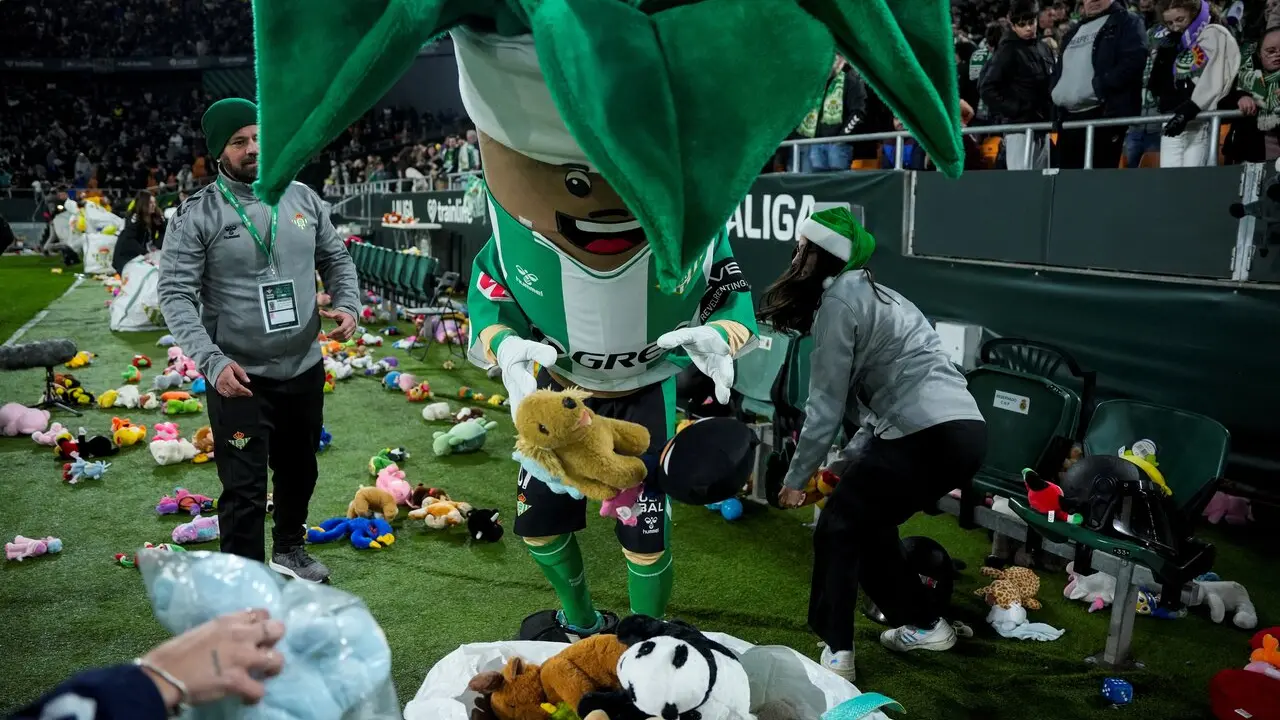  Palmer&iacute;n recoge los peluches lanzados en el Estadio de la Cartuja. | Corchero/EP. 
