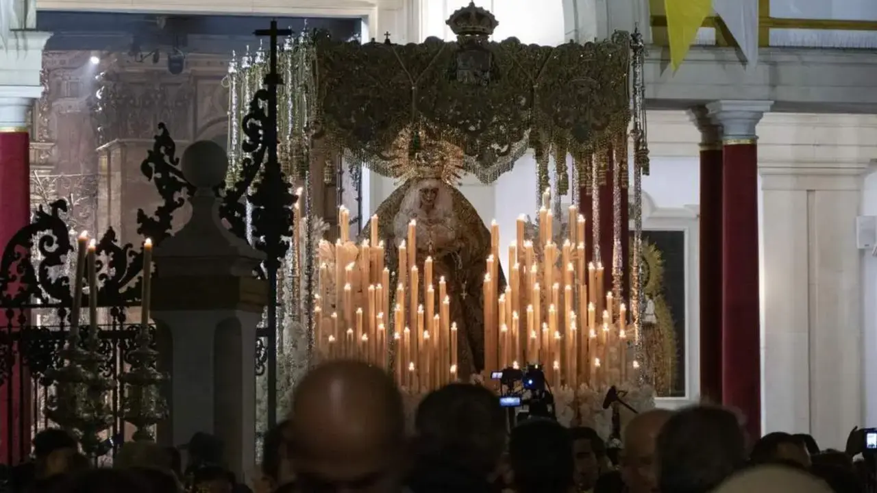 La Macarena saliendo de su bas&iacute;lica. - efe