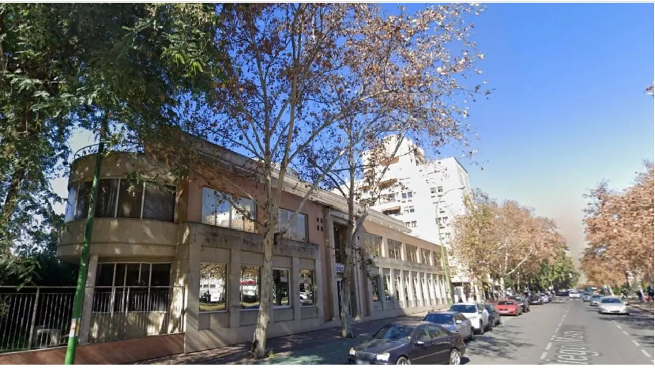  Las antiguas oficinas de Endesa en Nervi&oacute;n que ser&aacute;n convertidas en un hotel. | MJF 