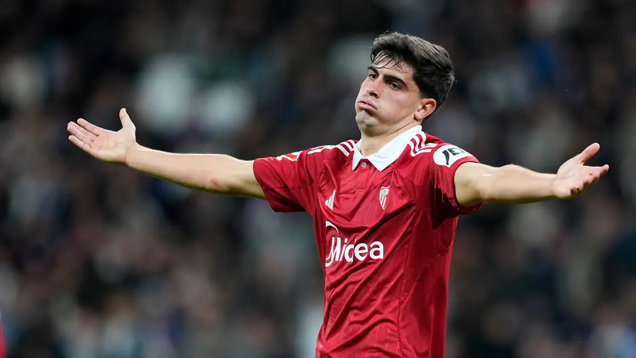  Juanlu S&aacute;nchez se queja al &aacute;rbitro en el partido entre el Real Madrid y el Sevilla F&uacute;tbol Club. | EP. 