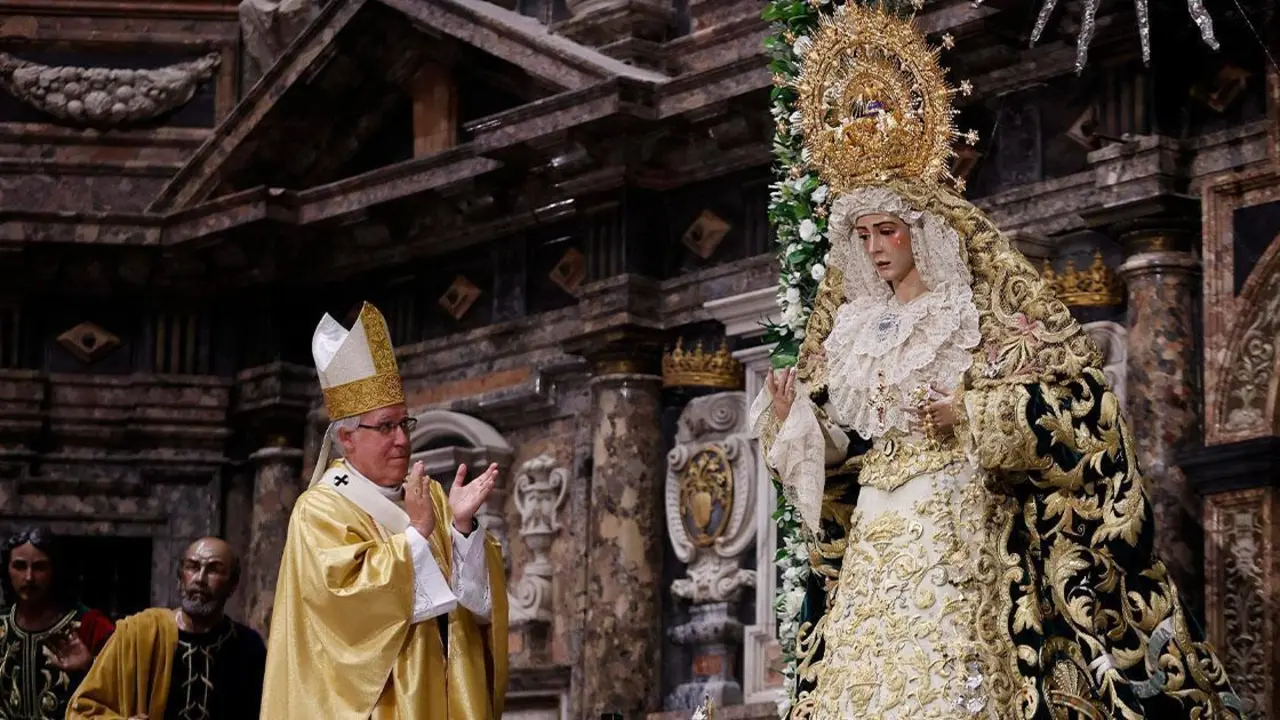  La Virgen del Roc&iacute;o ya coronada - HERMANDAD 