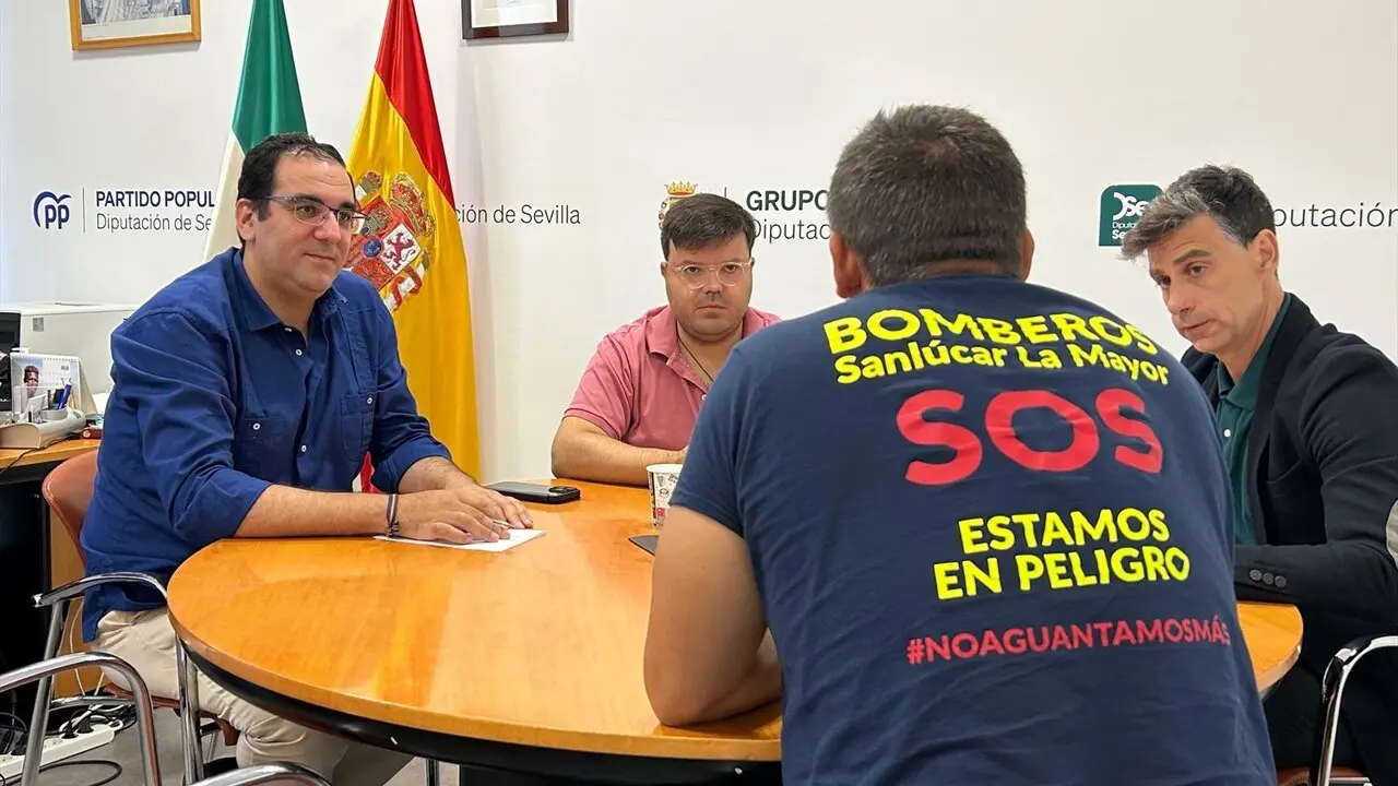  El portavoz del PP en la Diputaci&oacute;n de Sevilla, Mart&iacute;n Torres, en una reuni&oacute;n con bomberos del Consorcio Provincial | PP DIPUTACI&Oacute;N DE SEVILLA 