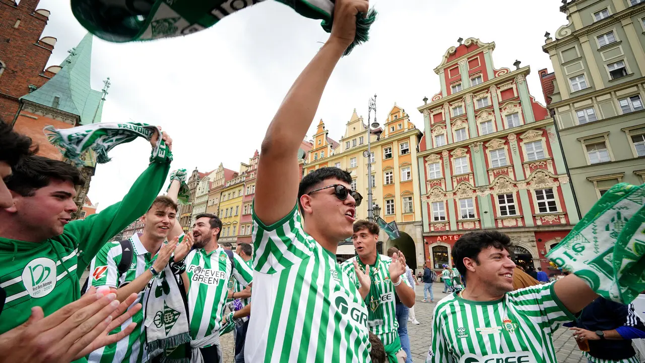  La afici&oacute;n del Real Betis Balompi&eacute; disfruta en la previa de la final de Conference disputada en Breslavia. | EP. 
