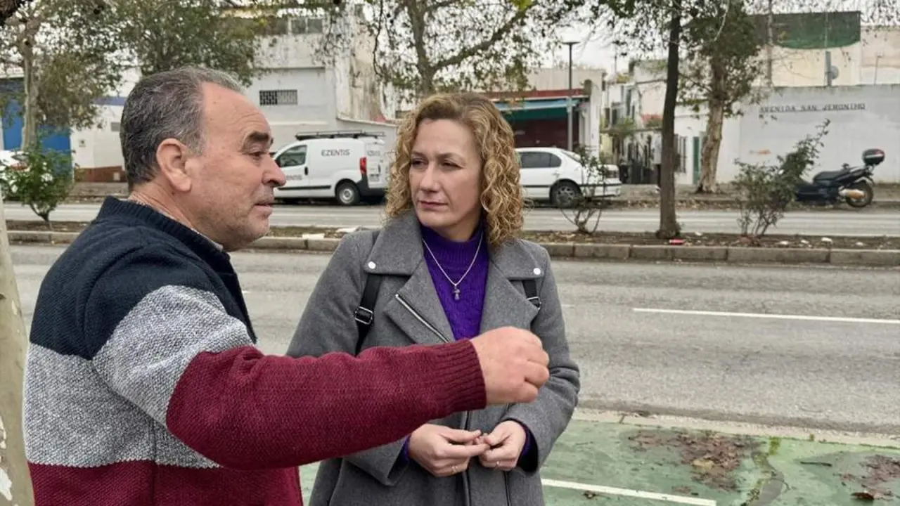  Susana Hornillo conversa con un vecino de la Bachillera - ARCHIVO 