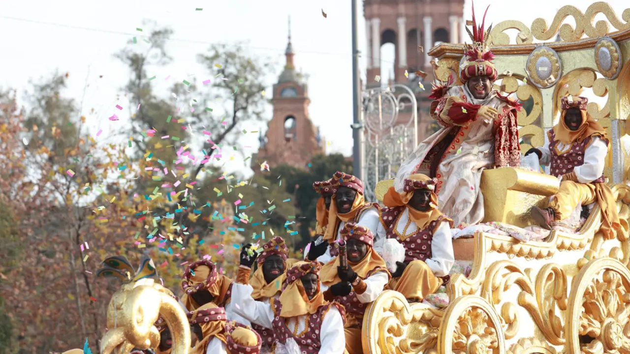  La carroza del rey Baltasar durante la Cabalgata de Reyes Magos de Sevilla | Roc&iacute;o Ruz / Europa Press 