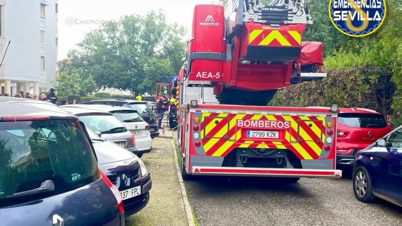  Los servicios de emergencia en la intervenci&oacute;n de un incendio en una vivienda en Sevilla | EMERGENCIAS SEVILLA 