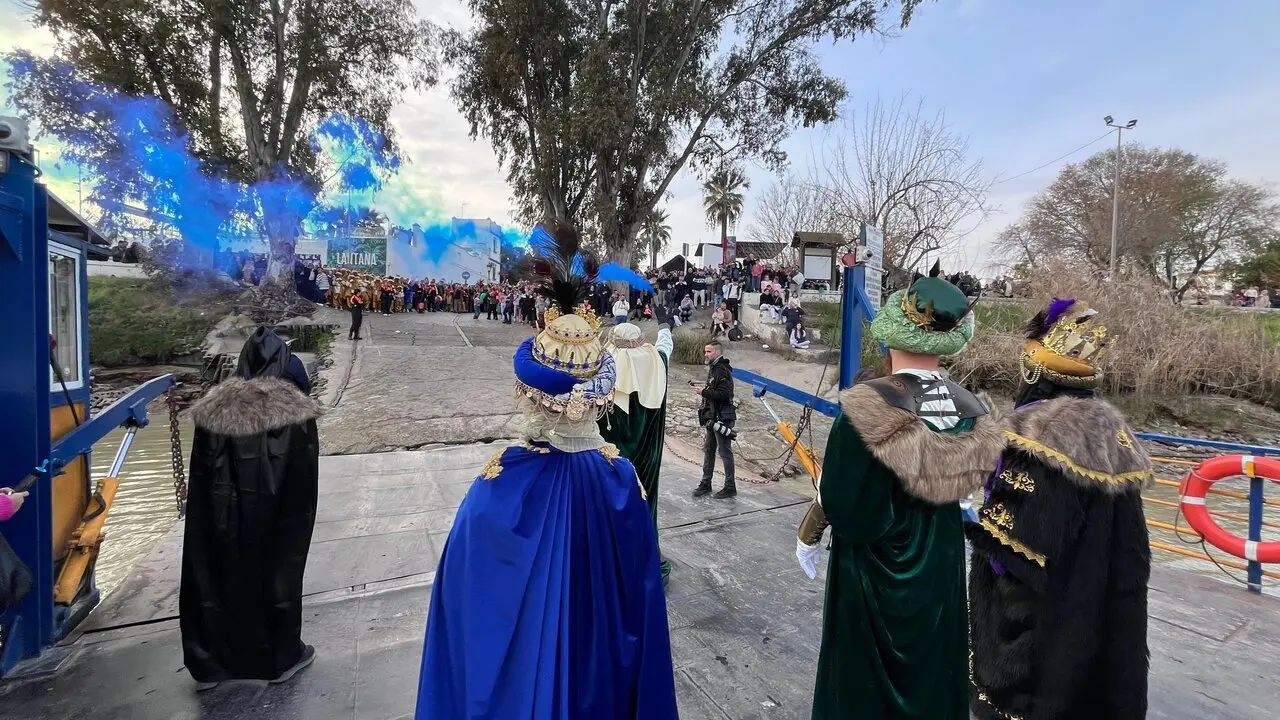  La llegada de los Reyes Magos en barcaza en Coria. | ARCHIVO 