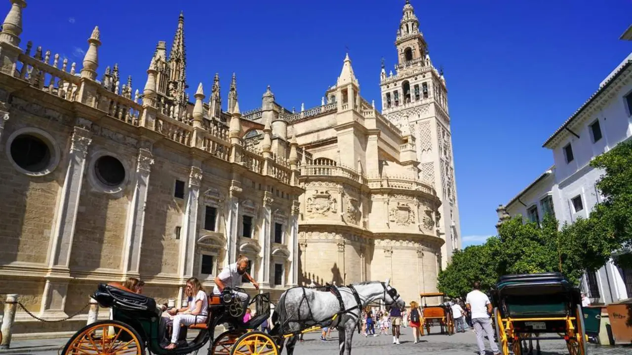  Turistas por el entorno de la Catedral de Sevilla, en foto de archivo. - EDUARDO BRIONES / EP  