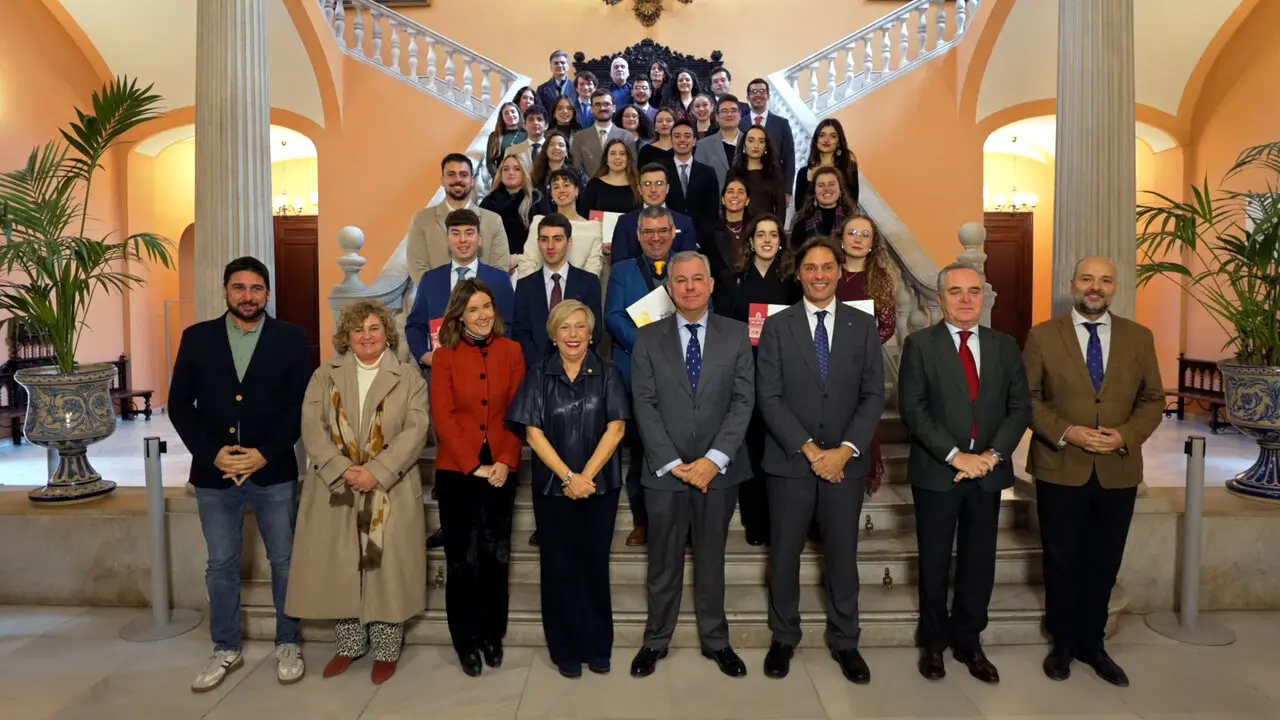  Tras el reconocimiento a los mejores expedientes universitarios en el Ayuntamiento. | VIVA SEVILLA 