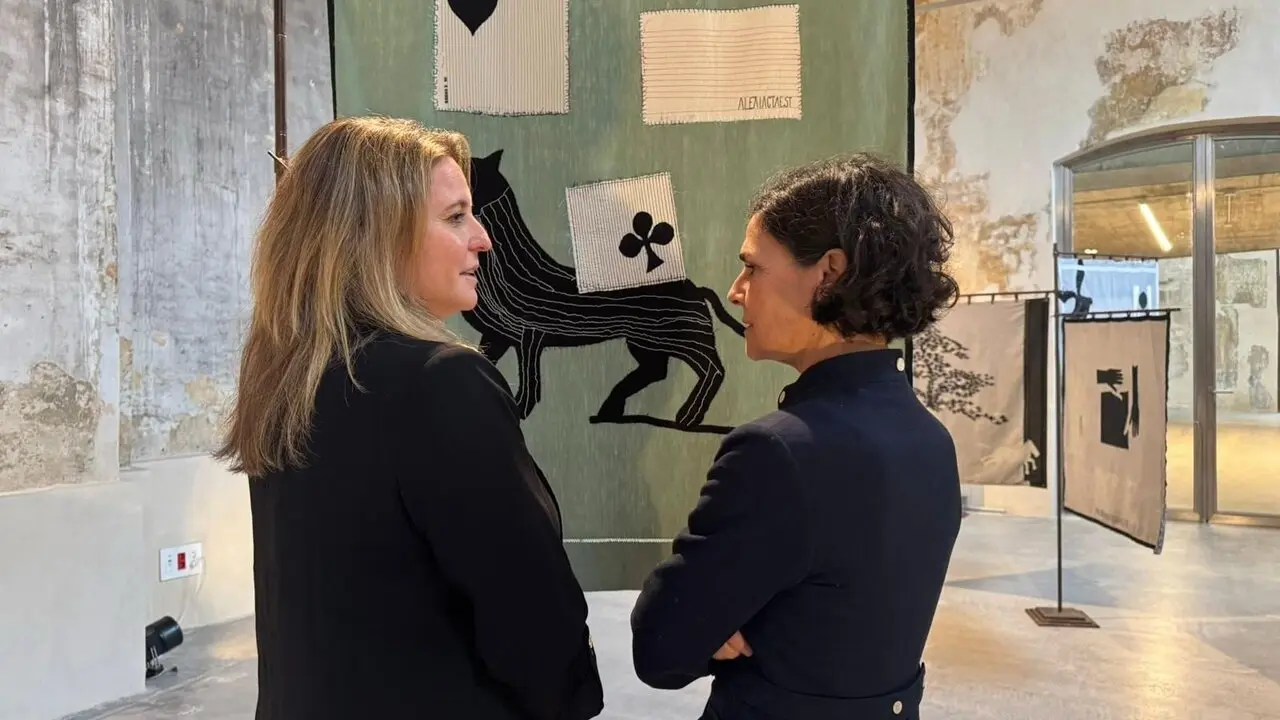  La delegada de Cultura, Angie Moreno (i), conversa con la comisaria de una de las muestras que contempla la programaci&oacute;n municipal, en foto de archivo |&nbsp;AYTO DE SEVILLA 