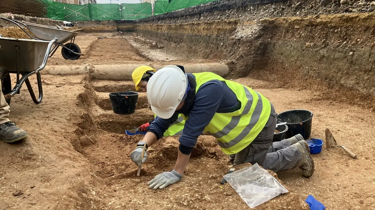  Grupo de arqueolog&iacute;a trabaja en los hallazgos en las obras de la l&iacute;nea 3 del Metro de Sevilla. | EP 