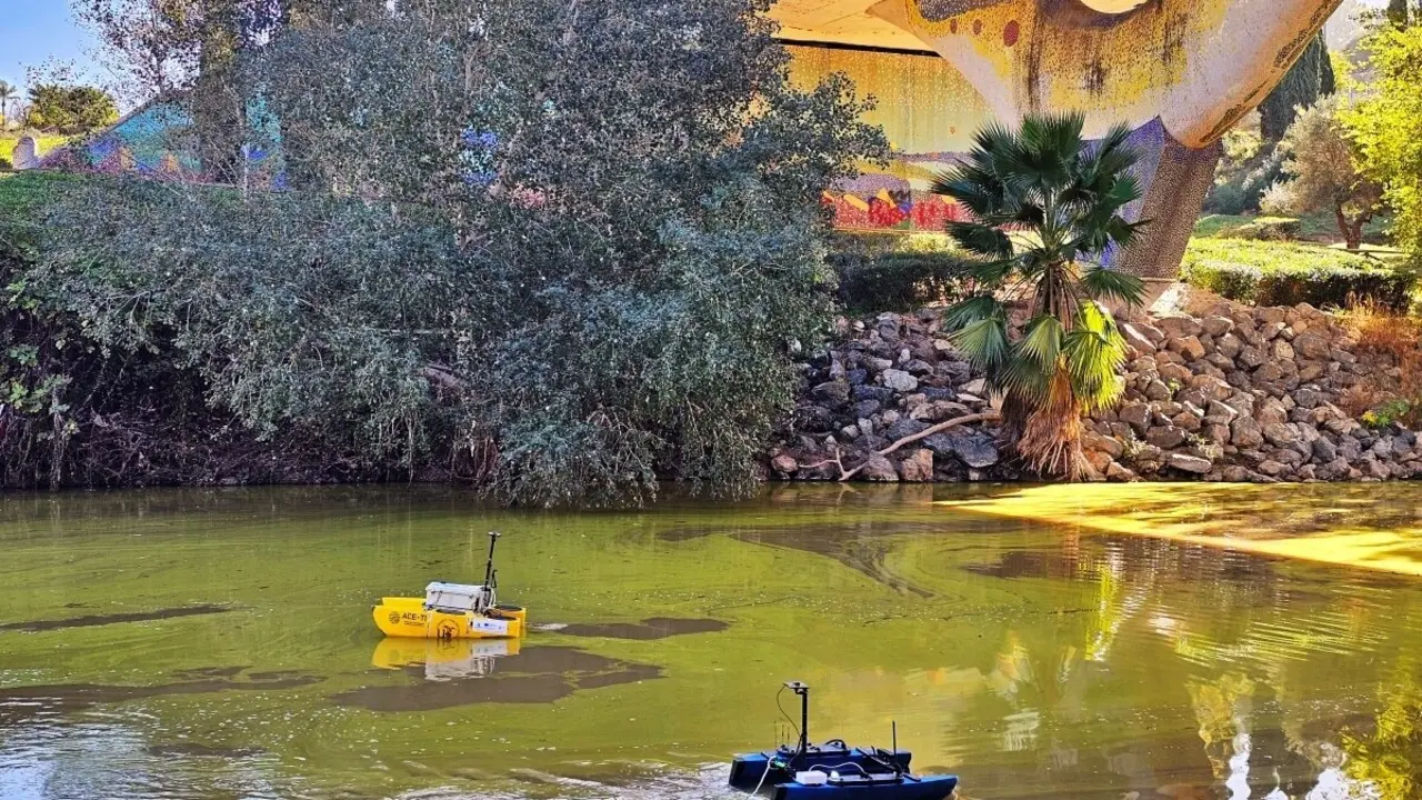  Pruebas de drones acu&aacute;ticos en el r&iacute;o Guada&iacute;ra por el grupo Ace-ti de la Universidad de Sevilla. | EP 