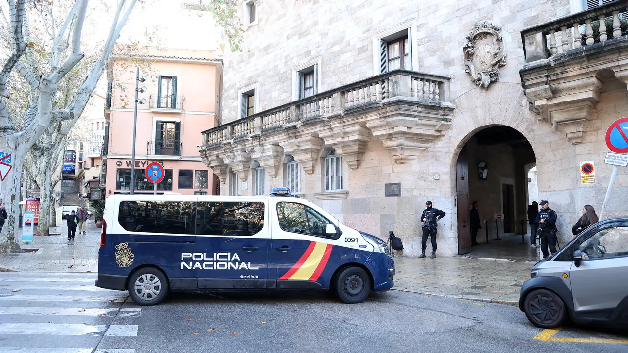  Un furg&oacute;n de la Polic&iacute;a Nacional llega a la Audiencia Provincial de Baleares | Isaac Buj / Europa Press 