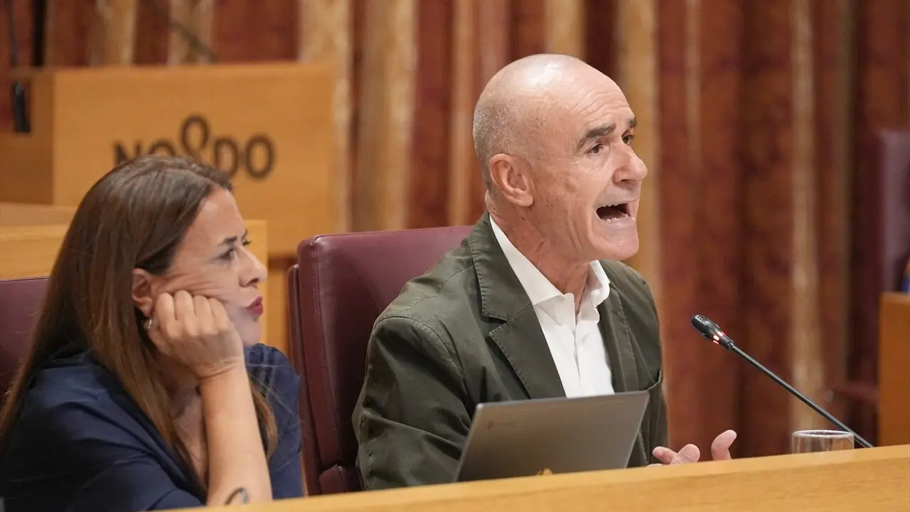 El portavoz del grupo socialista, Antonio Mu&ntilde;oz (d), y la concejala Sonia Gaya (i), durante su intervenci&oacute;n en el Pleno extraordinario sobre el estado de la ciudad |&nbsp;E.P. 