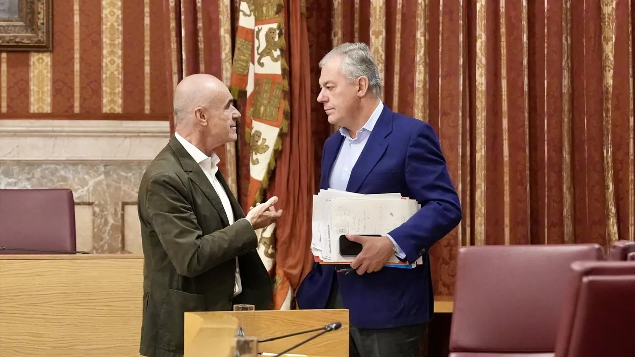  El alcalde de Sevilla, Jos&eacute; Luis Sanz (d) y el portavoz del grupo socialista, Antonio Mu&ntilde;oz (i) | E.P. 