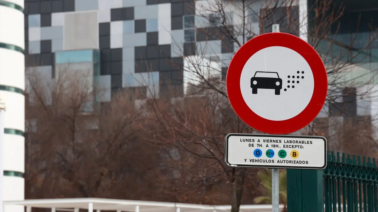  Se&ntilde;al de la Zona de Bajas Emisiones de la Cartuja en Sevilla | E.P. 