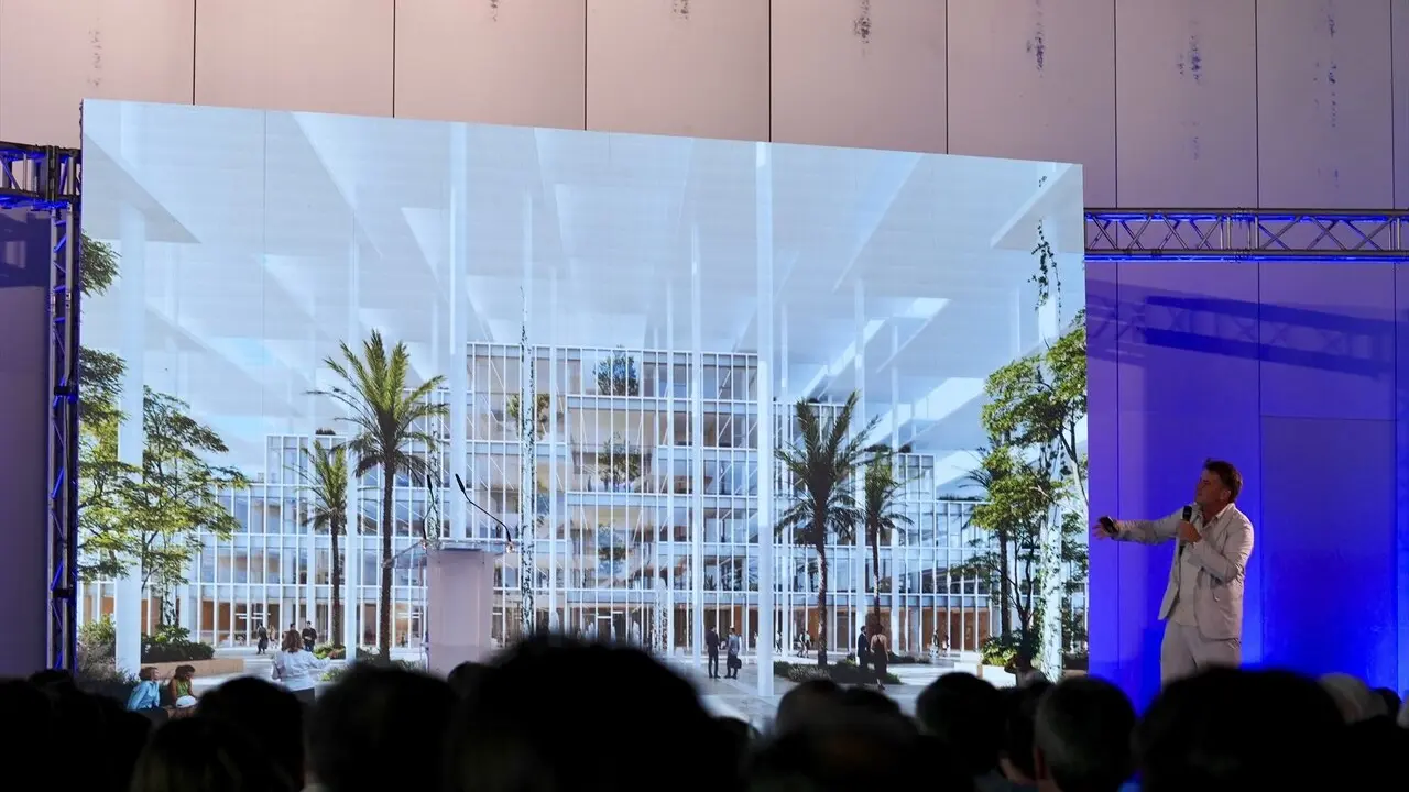  Foto:<br>El arquitecto, Bjarke Ingels, durante el acto de colocaci&oacute;n de primera piedra del Centro Com&uacute;n de Investigaci&oacute;n en el pabell&oacute;n de la Navegaci&oacute;n de la Isla de la Cartuja de Sevilla | E.P. 