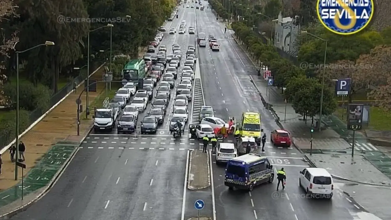  Accidente en el Paseo de las Delicias de Sevilla. | EMERGENCIAS 