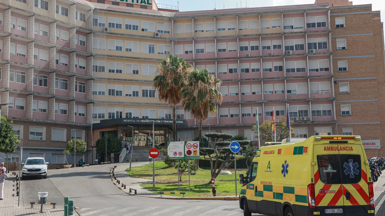  La mujer ha sido evacuada al Virgen del Roc&iacute;o. | Archivo 