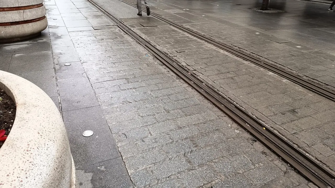  Estado actual del pavimento de la Avenida de la Constituci&oacute;n. | EP 