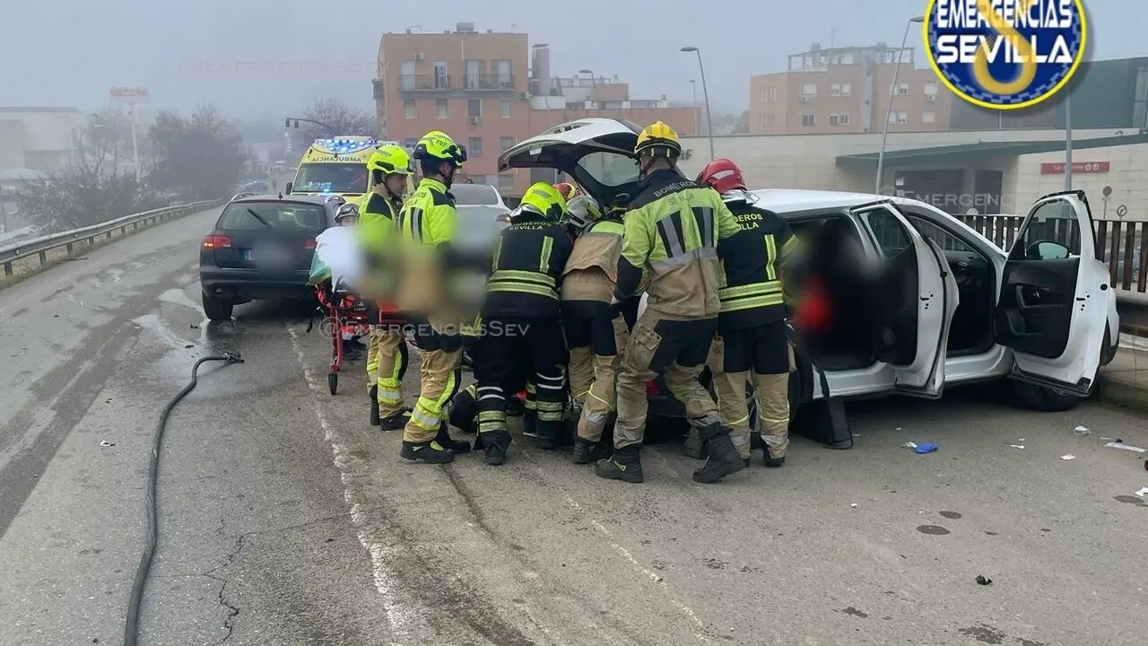  Accidente en la A-8002 en la entrada a Sevilla |&nbsp;EMERGENCIAS SEVILLA 